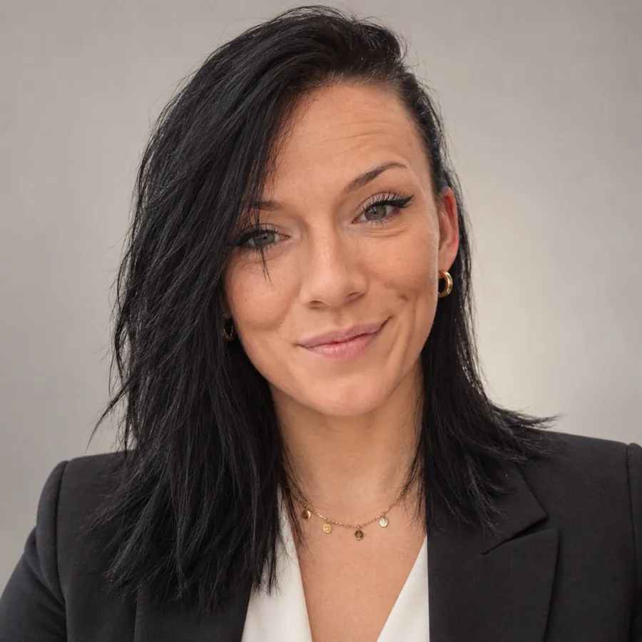 Porträt von Janine, Ansprechpartnerin für Kundenkontakt