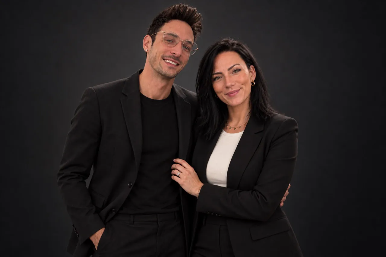 Kevin und Janine gemeinsam vor dunklem Hintergrund
